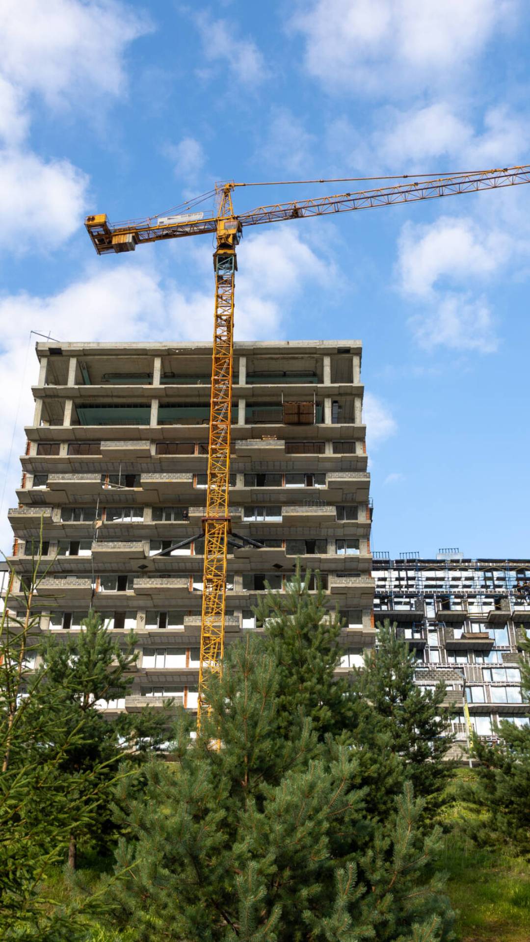 A tower crane rises above an unfinished residential block against blue sky. Modern architecture, city development and real estate progress. SSUCv3H4sIAAAAAAAAA41Py46DMAz8F5+DZCi0kF+pegjEUKtAqsRptUL591Uo1V73NmN7Ht6ALWgwY4NVU2HRlpe6KMsRi7Y/t8VYjtXFdtW5axEUWCMEujzViBfEsm5OXYeIqKA3gQfQG/A8xyDeCLsVNCrwtFryOyTL4jybGTQmBUGMxEAB9JYUDEZocp53/vW7bnkOGkBBiH0GSf1zdlNgJlqHn+yfcpGZzB53vSl4vIX8cmQ7ueeKGT49D7xOR6cYxC0fvDrJ2j1B3PBge4g/b9w5iPM5C+JzdsaSPdaxX1jkSz29mN5/1ymlX7z5cqmEAQAA